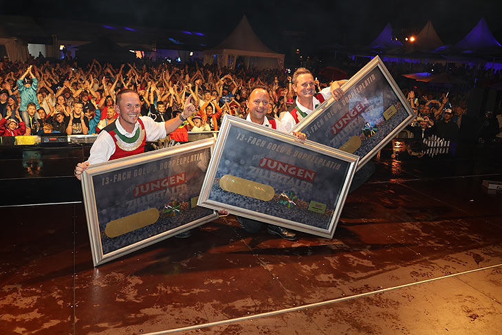 Überreichung von 13-fach Gold und Doppelplatin für die jungen Zillertaler: die JUZIs auf der Bühne beim Open Air 17.08.2024 in Strass/Tirol (©Foto:Martin Schmitz)
